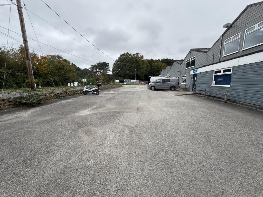 Lot: 76 - INDUSTRIAL/OFFICE UNIT ON A LARGE PLOT WITH POTENTIAL - Front parking area
